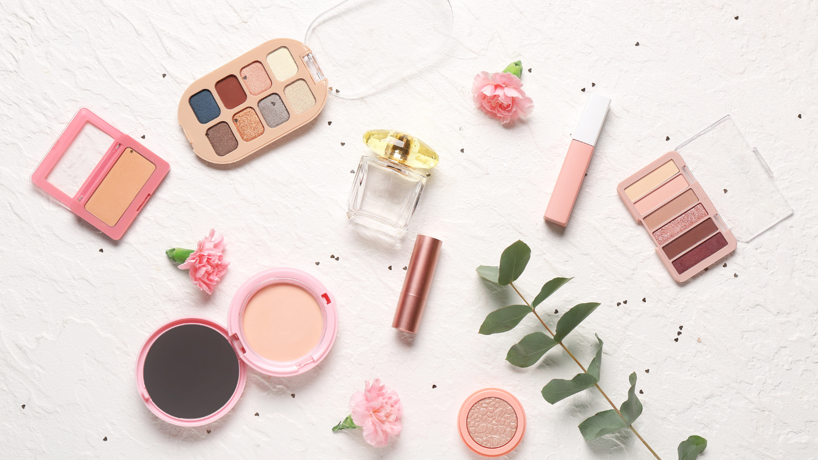 My-pham-va-nuoc-hoa-the-hien-su-cham-chut-va-nang-niu-ve-dep-nguoi-phu-nu